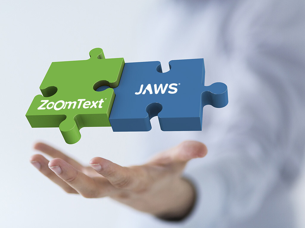 Zwei verschränkte Puzzleteile schweben über einer ausgestreckten Hand; Das linke, grüne mit dem Wort "ZoomText", das blaue mit "JAWS"