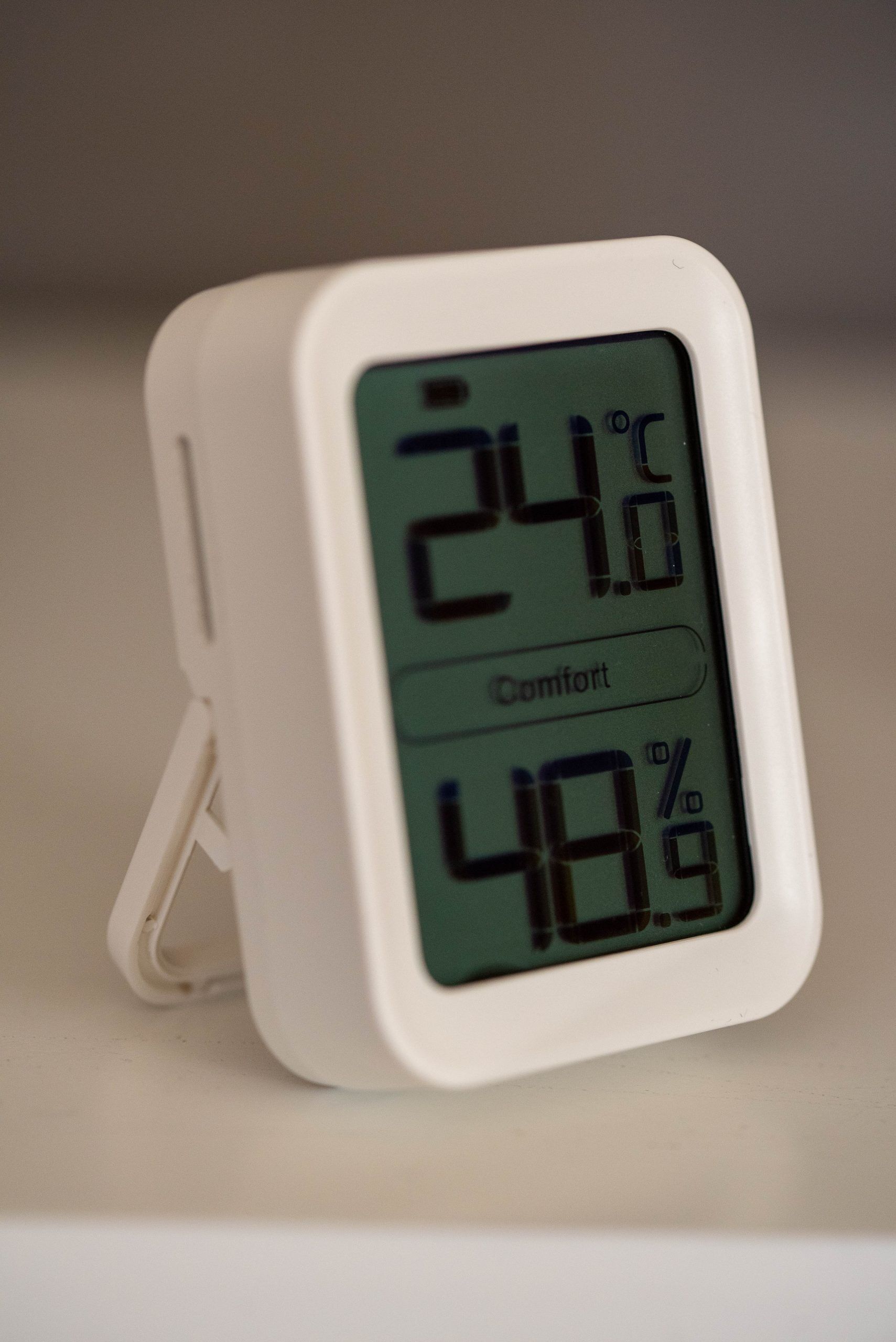IKONN TI-1 thermometer stands on a shelf using the extendable booth