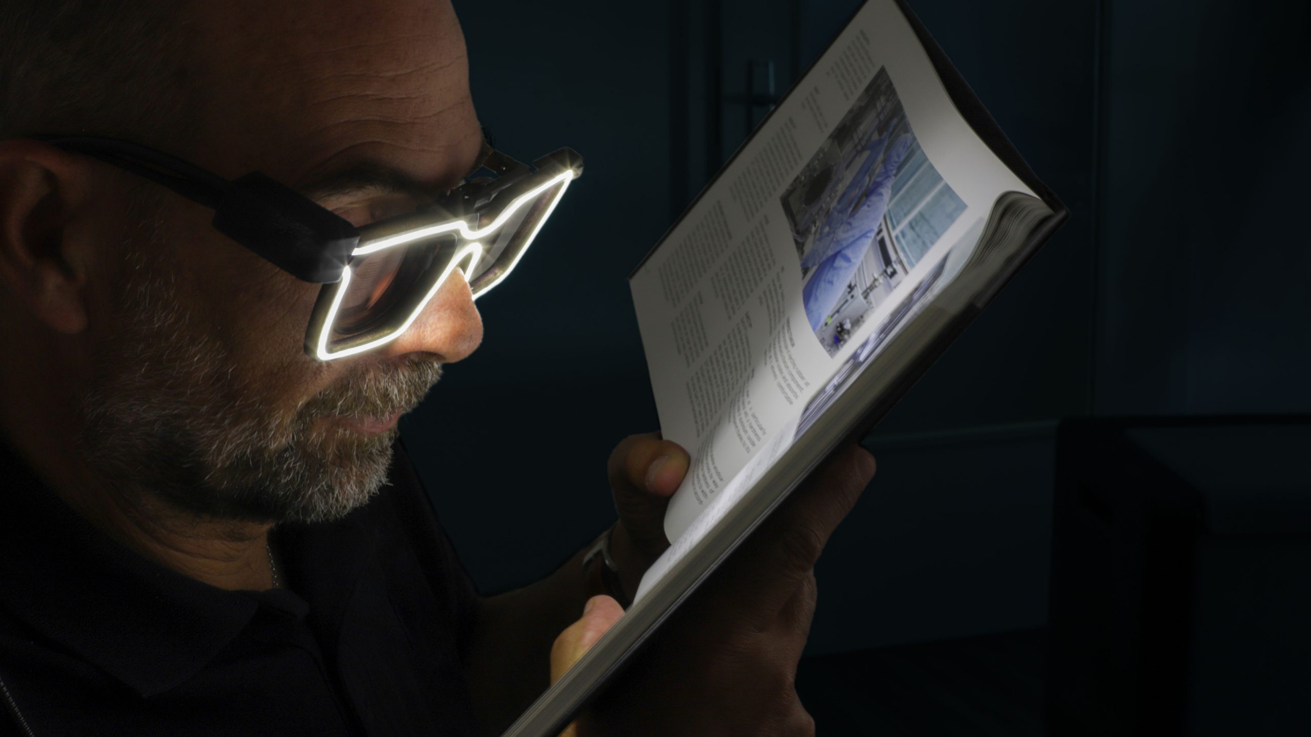 Bücher mit einer ultrahellen Brille lesen