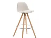 Barhocker mit weißer Sitzschale und 4 Holzbeinen