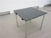 grauer quadratischer Tisch mit silbernen Beinen