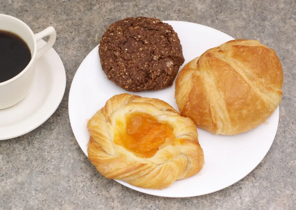 Teller mit Brötchen