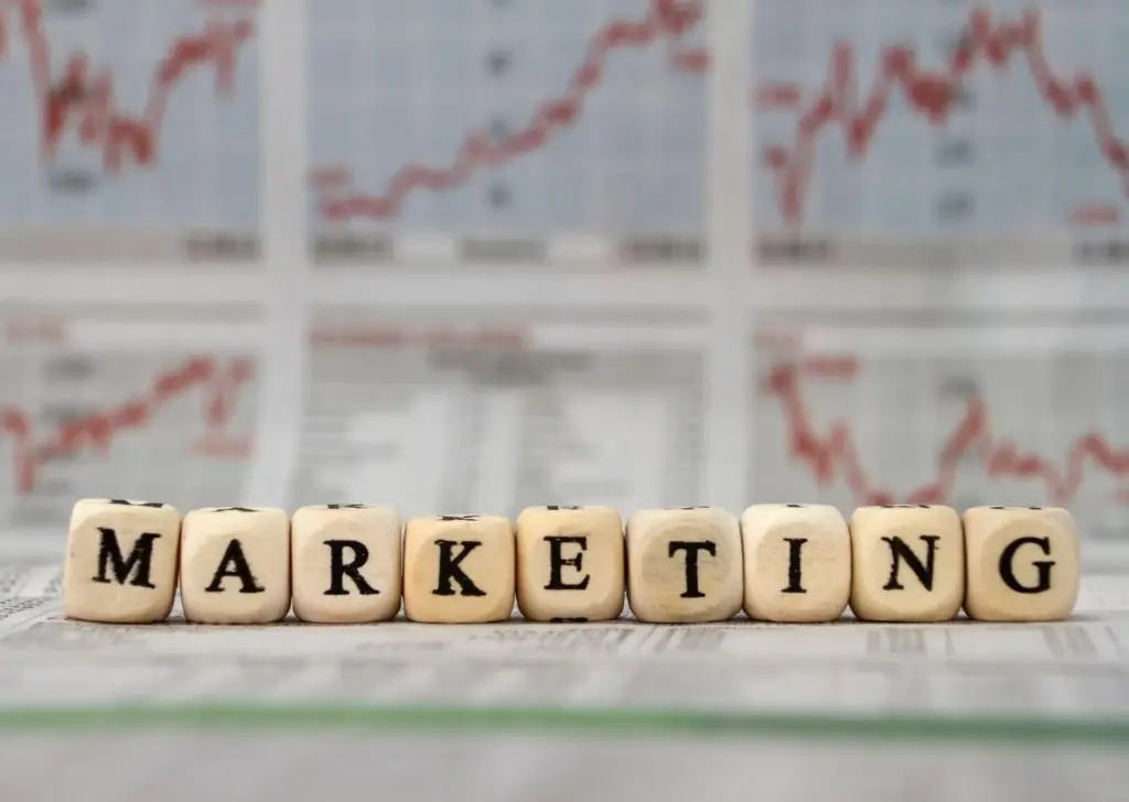 Aus Würfeln gelegtes Wort "Marketing"