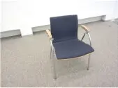 Bild des grauen Standardstuhls mit Armlehnen