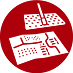 Icon für taktile Pläne und Bodenleitsysteme auf dunkelrotem Hintergrund. Zeigt taktile Darstellungen mit Braillepunkten, Reliefstrukturen und einem Taststock. Symbolisiert barrierefreie Orientierungshilfen für Menschen mit Sehbehinderung und Blindheit, einschließlich taktile Gebäudepläne, Übersichtspläne, Bodenleitsysteme, Aufmerksamkeitsfelder, Leitstreifen, Bodenindikatoren, kontrastreiche Markierungen, tastbare Orientierungselemente und normgerechte Leitsysteme nach DIN 32984 für sichere Navigation in öffentlichen Gebäuden, Verkehrsknotenpunkten und urbanen Räumen.