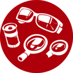 Icon für optisch vergrößernde Sehhilfen auf dunkelrotem Hintergrund. Zeigt verschiedene weiße Sehhilfen: eine Brille, ein Monokular, eine Handlupe und eine Standlupe. Symbolisiert optische Vergrößerungshilfen für Menschen mit Sehbehinderung, einschließlich Lupen verschiedener Bauarten, Lupenbrillen, Fernrohrlupensysteme, Bildschirmlesegeräte und mobile Vergrößerungslösungen, die das Lesen, Erkennen von Details und die visuelle Teilhabe am Alltag ermöglichen