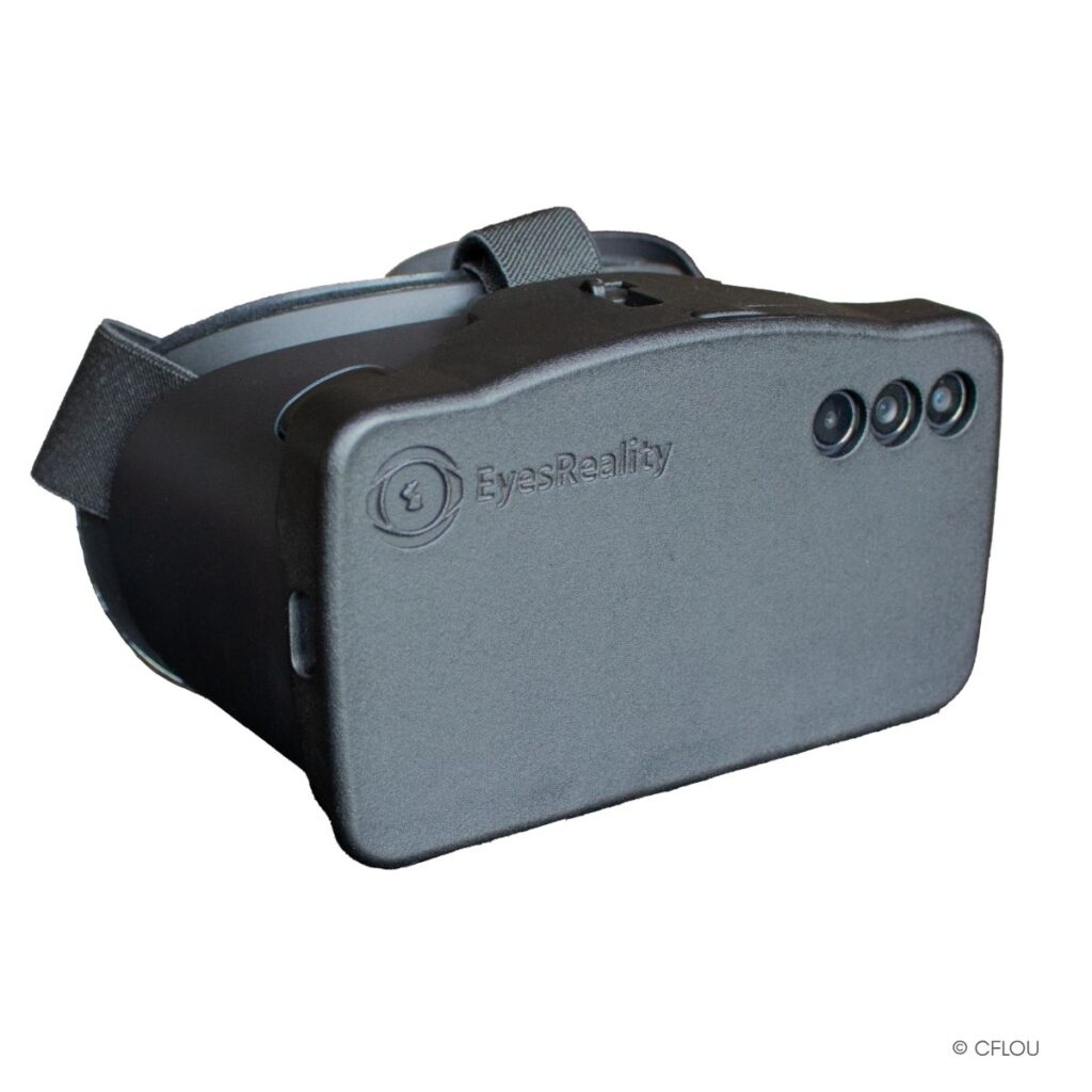 Graue EyesReality-VR-Brille von CFLOU mit Kopfband und drei Frontkameras, auf weißem Hintergrund.