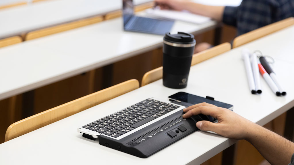 Braille display activator with 2-in-1 foldable keyboard