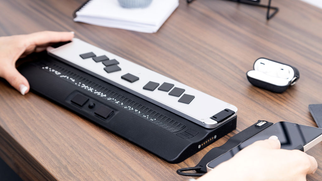 Braille display activator with 2-in-1 foldable keyboard