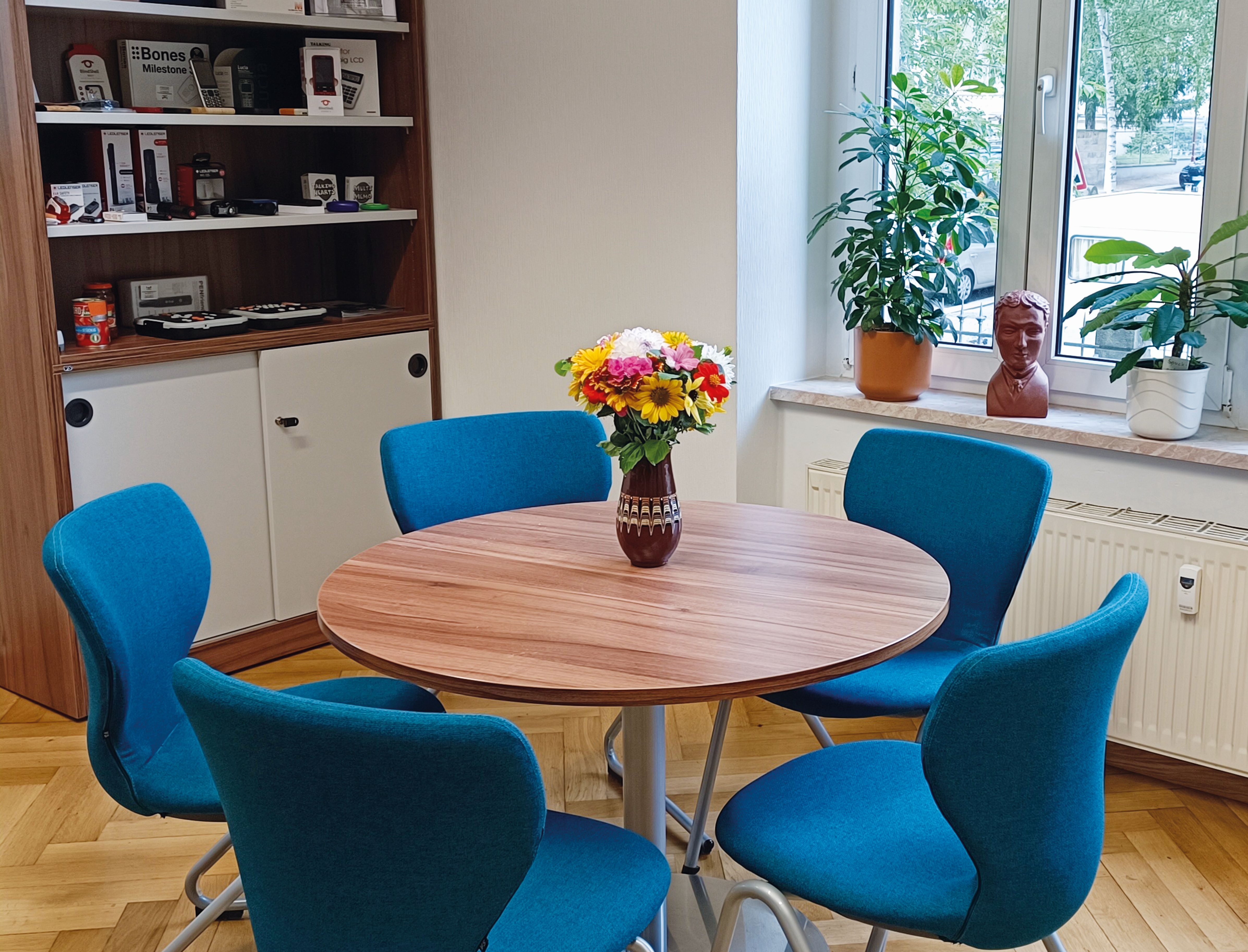 inviting consulting area, Louis Braille is watching kindly over everything