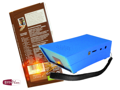 The EinkaufsFuchs’ quickly captures the product information on the barcode of a bar of chocolate with the laser and tells you which taste it is.